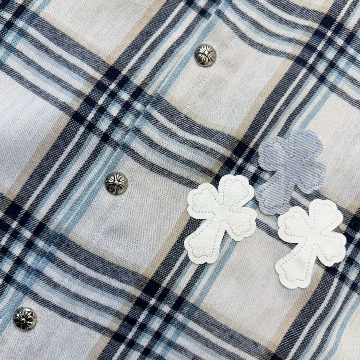 P190 ChromeHearts Miami limited-edition plaid shirt with embroidered leather label. Same style as ChromeHearts counters. Made of 300g pure cotton fabric. Very textured on the handle. Three-dimensional and atmospheric. Versatile and easy to wear in autumn. Simple and elegant. Adopts os version. The upper body effect is great. Suitable for all body types. Soft and comfortable. CH letter cross embroidery on the front ➕ horseshoe embroidered leather label on the back ➕ cross button custom hardware. Small mark on the hem. Resistant to machine washing. Does not fade or deform. Complete accessories, original mold opening, perfect restoration of zp 2:1, same style for men and women, versatile and easy to choose, size s m l xl color picture color